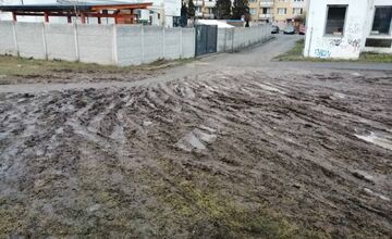 FOTO: Takto vyzerá cesta k zastávke na zvolenskom sídlisku