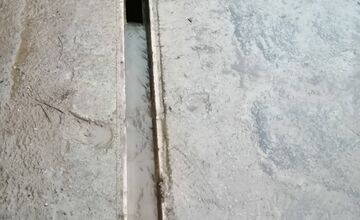 FOTO: Takto vyzerá cesta k zastávke na zvolenskom sídlisku