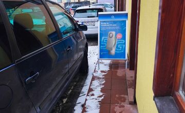 FOTO: Vodič zaparkoval priamo pred vchod predajne