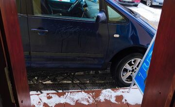 FOTO: Vodič zaparkoval priamo pred vchod predajne