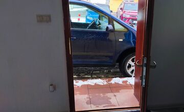 FOTO: Vodič zaparkoval priamo pred vchod predajne