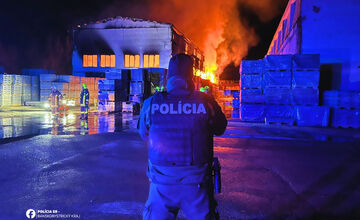 FOTO: Požiar haly vo Zvolene
