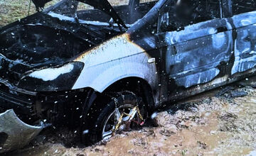 FOTO: Neďaleko Detvy zhorelo auto, hasiči v ňom po uhasení našli ľudské telo