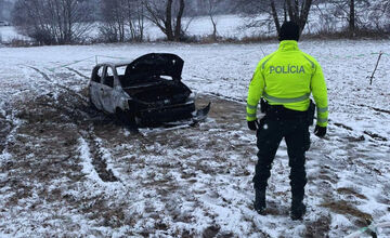FOTO: Neďaleko Detvy zhorelo auto, hasiči v ňom po uhasení našli ľudské telo