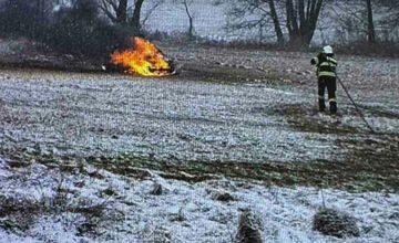 FOTO: Neďaleko Detvy zhorelo auto, hasiči v ňom po uhasení našli ľudské telo