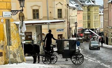 FOTO: Filmovanie zahraničného seriálu v centre Banskej Štiavnice