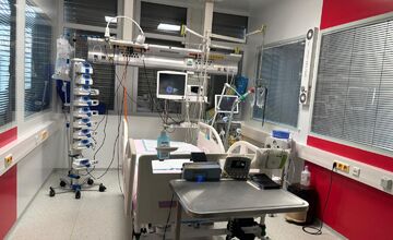 FOTO: Trenčianski lekári zachránili v spolupráci život pacientke s chrípkou 