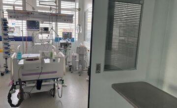 FOTO: Trenčianski lekári zachránili v spolupráci život pacientke s chrípkou 