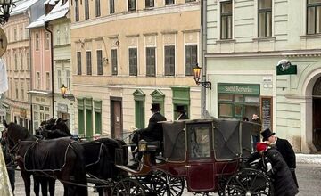 FOTO: Filmovanie zahraničného seriálu v centre Banskej Štiavnice