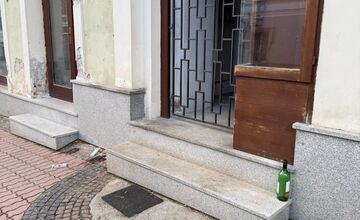 FOTO: Bystričanka upozornila na stav námestia v Bystrici