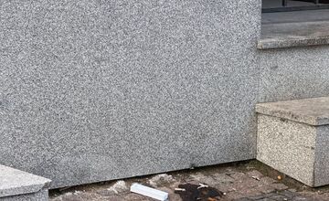 FOTO: Bystričanka upozornila na stav námestia v Bystrici