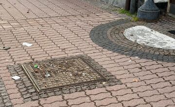 FOTO: Bystričanka upozornila na stav námestia v Bystrici