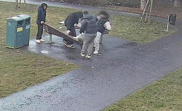 FOTO: Vandali v Žiari zničili lavičku za tisíc eur, páchateľov zachytil kamerový systém