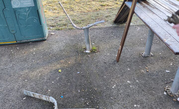 FOTO: Vandali v Žiari zničili lavičku za tisíc eur, páchateľov zachytil kamerový systém