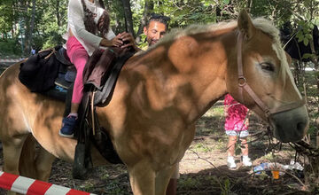 FOTO: Rodičia z Bystrice prosia o pomoc pre dcérku, aby mohla urobiť prvé kroky