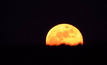 FOTO: Fascinujúci spln nad stredným Slovenskom