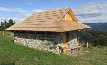 FOTO: Pod Poľanou môžete prespať v útulniach uprostred prírody