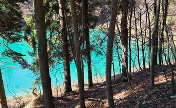 FOTO: Tajch v Banskej Štiavnici žiari tyrkysovou farbou