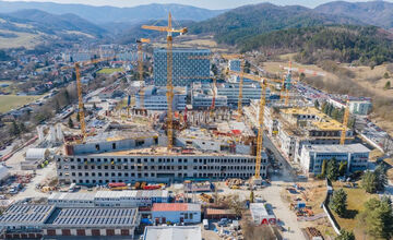 FOTO: Pri výstavbe Rooseveltovej nemocnice dobehli niekoľkomesačné meškanie