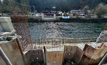 FOTO: V Bystrici budú v stredu prevážať časti budúceho mosta pri malej železničnej stanici