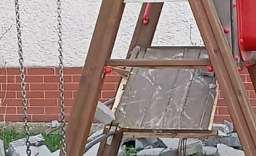 FOTO: Na detské ihrisko pri Lučenci popadali kusy základnej školy, rodičia majú veľké obavy