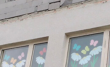 FOTO: Na detské ihrisko pri Lučenci popadali kusy základnej školy, rodičia majú veľké obavy