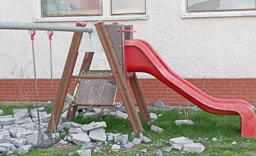 FOTO: Na detské ihrisko pri Lučenci popadali kusy základnej školy, rodičia majú veľké obavy