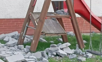FOTO: Na detské ihrisko pri Lučenci popadali kusy základnej školy, rodičia majú veľké obavy