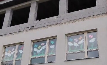 FOTO: Na detské ihrisko pri Lučenci popadali kusy základnej školy, rodičia majú veľké obavy