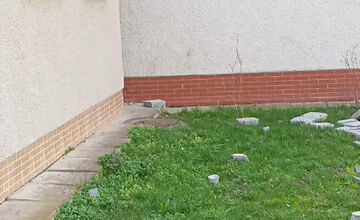 FOTO: Na detské ihrisko pri Lučenci popadali kusy základnej školy, rodičia majú veľké obavy