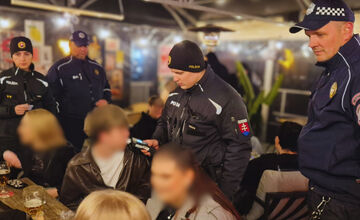 FOTO: Policajti v Rimavskej Sobote kontrolovali mládež, narazili na viacero neplnoletých pod vplyvom alkoholu