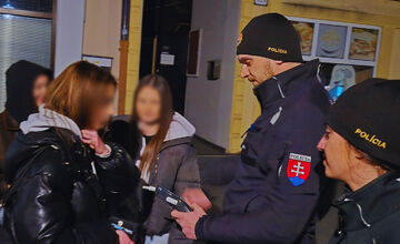 FOTO: Policajti v Rimavskej Sobote kontrolovali mládež, narazili na viacero neplnoletých pod vplyvom alkoholu