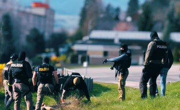 FOTO: Polícia vo Zvolene zaistila drogy a zadržala šesť osôb pri razii