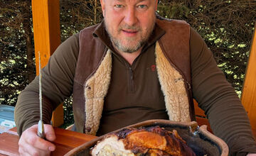 FOTO: Huliak sa pochválil, ako trávil veľkonočné sviatky. Kúpal sa v potoku a rúbal drevo, schytal však kritiku