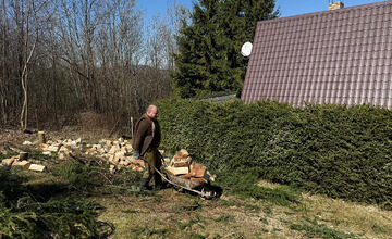 FOTO: Huliak sa pochválil, ako trávil veľkonočné sviatky. Kúpal sa v potoku a rúbal drevo, schytal však kritiku