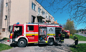 FOTO: Hrdinskí policajti v poslednej chvíli zachránili dve osoby z horiaceho bytu pri Veľkom Krtíši