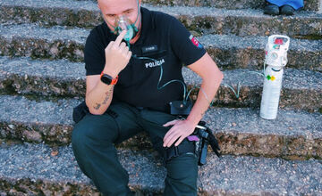 FOTO: Hrdinskí policajti v poslednej chvíli zachránili dve osoby z horiaceho bytu pri Veľkom Krtíši