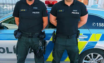 FOTO: Hrdinskí policajti v poslednej chvíli zachránili dve osoby z horiaceho bytu pri Veľkom Krtíši