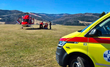FOTO: Do obce na Horehroní letel vrtuľník, muž s vážnymi ťažkosťami potreboval urgentnú pomoc