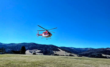 FOTO: Do obce na Horehroní letel vrtuľník, muž s vážnymi ťažkosťami potreboval urgentnú pomoc