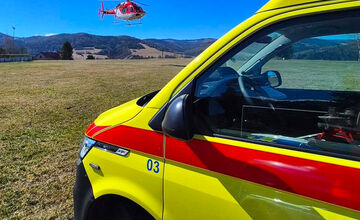 FOTO: Do obce na Horehroní letel vrtuľník, muž s vážnymi ťažkosťami potreboval urgentnú pomoc