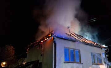 FOTO: Hasiči počas noci zasahovali pri sérii požiarov v kraji