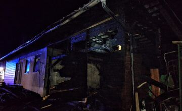 FOTO: Hasiči počas noci zasahovali pri sérii požiarov v kraji