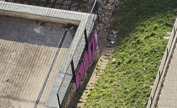 FOTO: Po stavebných prácach zostali v Sásovej kopy odpadu