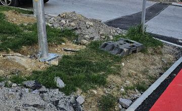 FOTO: Po stavebných prácach zostali v Sásovej kopy odpadu