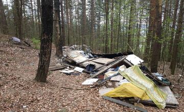 FOTO: Les nad Tulskou ulicou v Banskej Bystrici trápi neporiadok