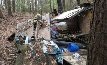 FOTO: Les nad Tulskou ulicou v Banskej Bystrici trápi neporiadok