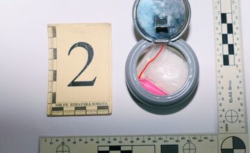 FOTO: V rodinnom dome v Rimavskej Sobote našli drogy