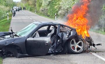 FOTO: Vážna nehoda medzi Žemberovcami a Ladzanmi: Porsche začalo po náraze horieť