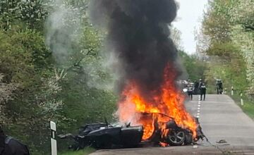 FOTO: Vážna nehoda medzi Žemberovcami a Ladzanmi: Porsche začalo po náraze horieť
